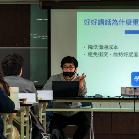 提供電力服務的專家蔡東霖