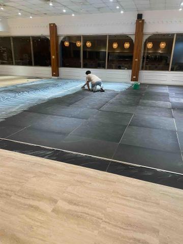 林先生 -  地板下底料上膠