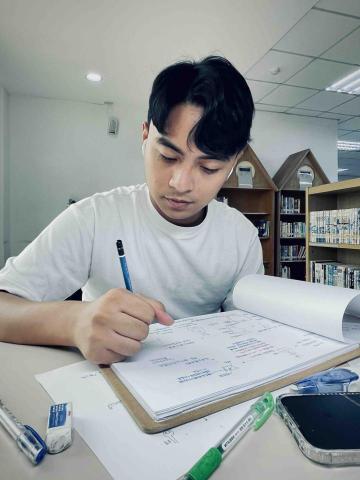 Eze_Hsieh - 正在努力進行設計畢業製作的過程