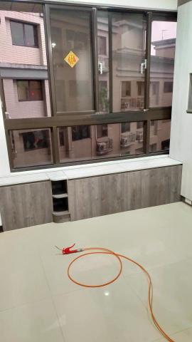 陳威成 - 窗邊櫃