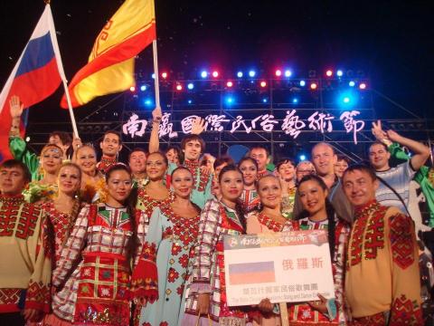 娜賈 Nadya - 擔任俄羅斯舞蹈團翻譯領隊＠南瀛國際民俗藝術節（2012）