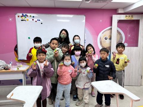 莉莉安Lilian -    台北奧斯汀美語補習班
，課後活動4-7歲學幼齡童手作DIY教學