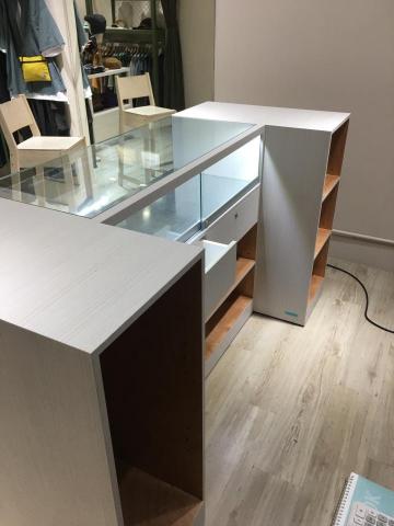 允澤 - 服飾店玻璃展櫃