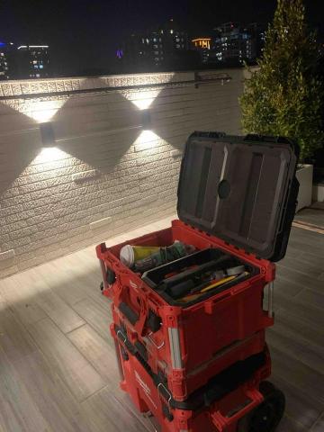 立盛機電工程 - 安裝頂樓壁燈走明管壓條