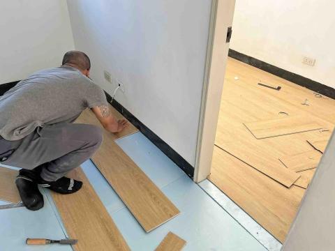 潢億地板 - 磁磚澎共處理+鋪設石塑卡扣木地板（底部防潮墊+溫熱板，防潮靜音）