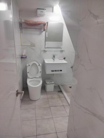 京堡工程行 - 老式透天樓梯下的浴室