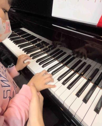 柯雅薰 - 輔助學生建立手形，使用正確方法彈琴