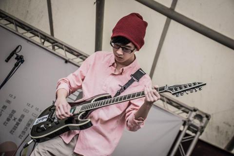 Taylor音樂工作室 - 樂團表演時候擔任吉他手