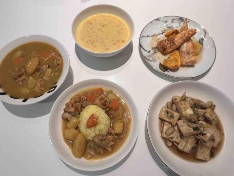 Jade’s kicthen（潔德作菜） - 兒童/親子菜單～

*蘋果雞肉咖哩
（蘋果、雞腿肉、紅蘿蔔、洋蔥、馬鈴薯、碗豆仁”乳酪絲）

*玉米濃湯 （玉米塊、罐頭玉米粒或新鮮黃玉米、紅蘿蔔、奶油、鮮奶、鮮奶油、月桂葉）

*蜂蜜烤芝麻鮭魚肚 （鮭魚肚‘蜂蜜’芝麻粒‘味淋’醬油‘月桂葉‘ 柑橘椪柑都可以）

*洋菇燒豆腐（板豆腐’ 洋菇‘ 洋蔥’奶油‘蒜頭’）

*薑黃飯 （薑黃粉）