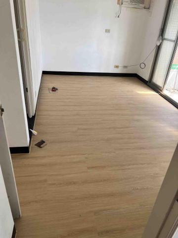 潢億地板 - 磁磚澎共處理+鋪設石塑卡扣木地板（底部防潮墊+溫熱板，防潮靜音）