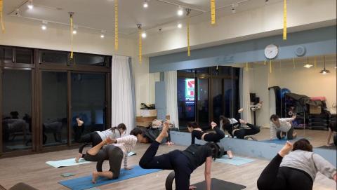 軟Q小瑜 Peggy 瑜珈老師 - 瑜珈輪