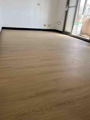 潢億地板 - 磁磚澎共處理+鋪設石塑卡扣木地板（底部防潮墊+溫熱板，防潮靜音）