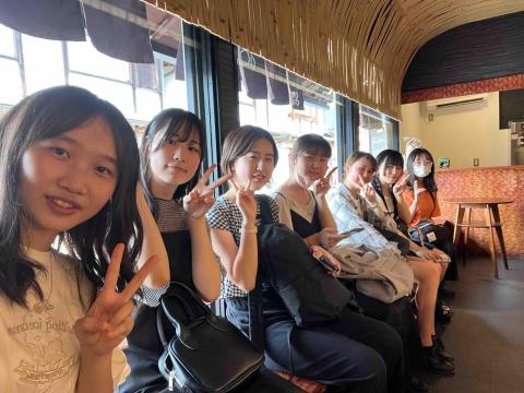 yusi - 這些都是我日本的國小同學，到現在我們都還有聯絡，每當我回日本時都還會跟他們聚會、出去玩（最左邊的是我）