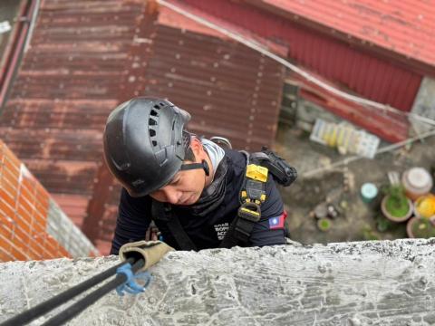翔飛高空國際工程有限公司 - 各種困難地形施工/免吊車/免鷹架/免吊籠