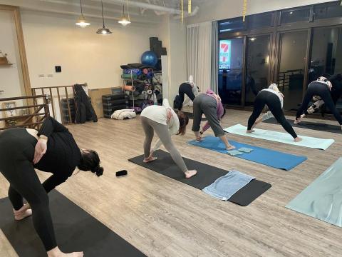 軟Q小瑜 Peggy 瑜珈老師 - 哈達瑜伽