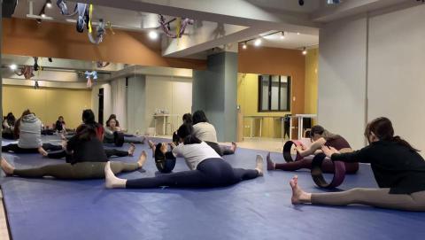 軟Q小瑜 Peggy 瑜珈老師 - 瑜珈輪