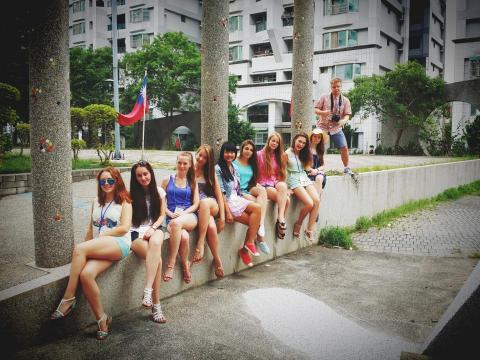 娜賈 Nadya - 擔任俄羅斯舞蹈團翻譯領隊＠南瀛國際民俗藝術節（2014）