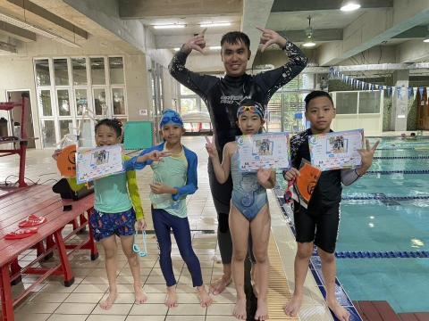 晉康教練 - 證書發放，給小朋友一種肯定