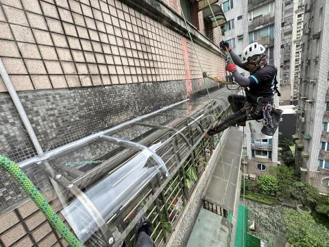 大繩外牆防水工程 - 雨遮PC板更新工程