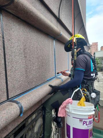 大繩外牆防水工程 - 大理石矽利康更新