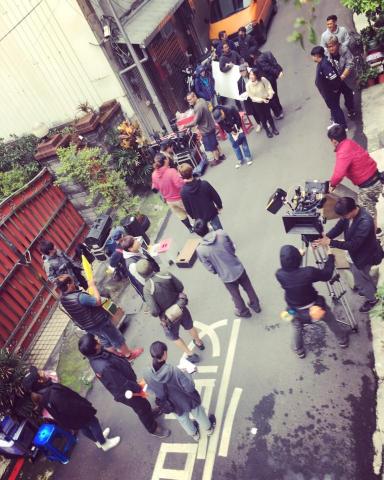 kiki - 拍戲現場，最下面那位是我喔