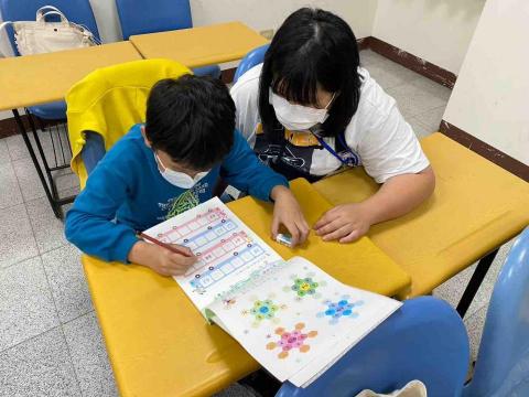 尤詩盈 - 指導孩子寫作業