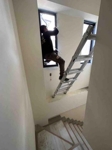 許小姐油漆防水 - 窗框批土油漆