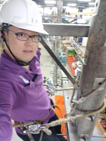 大鴻水電 - 電線桿上作業