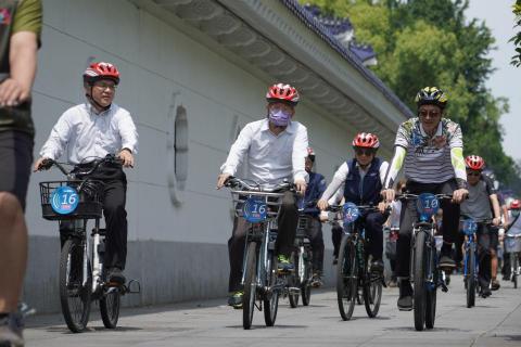 顏仕斌 - 單車活動拍攝，一場很有意義的單車通勤宣傳記者會，從室內拍攝一直到室外騎乘，拍攝時雖然比較辛苦，但是可以拍到當下最真實的感受那是很棒的，一個活動拍完，也會根據需求剪輯出精華版，照片也會即時的提供，讓客戶順利的在記者發稿前給出照片。