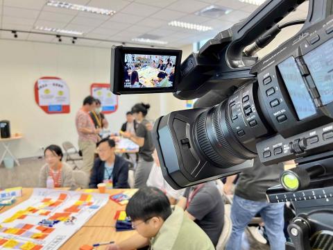 顏仕斌 - 多機活動直播，從研討會、記者會、各式活動直播，都可以找我們，從流程、設備與後製都可以找我們討論，我們都希望把一場直播完整的紀錄之外，還可以再用後製把它剪輯成精華，適合在網路上傳播