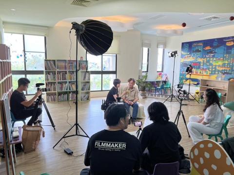 顏仕斌 - 幼兒教育教育推廣影片拍攝，每次拍攝都可以跟客戶與拍攝者很好的互動與學習，也希望透過溝通，可以把影片品質提高，希望影片可以讓更多人知道教育的意義，這也是我們團隊很喜歡做教育影片的原因。