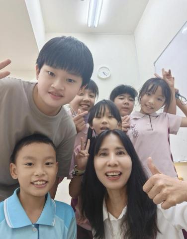 邱靖如 - 與學生的合照