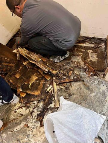 潢億地板 - 原架高木板腐爛塌陷，拆除重建。