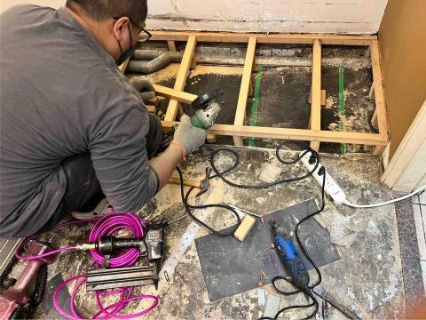 潢億地板 - 原架高木板腐爛塌陷，拆除重建。（因此位置較為潮濕、也會放置高重量物品，所以我們採用防腐角材、並加強承重、務必讓客戶錢花得值得，換來堅固耐用的好東西！）