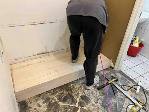 潢億地板 - 原架高木板腐爛塌陷，拆除重建。（因此位置較為潮濕、也會放置高重量物品，所以我們採用防腐角材、並加強承重、務必讓客戶錢花得值得，換來堅固耐用的好東西！）

最後再矽利康收邊