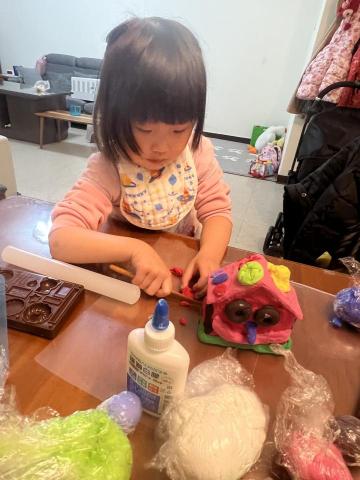 莉莉安Lilian - 3歲小女孩一對一家教
黏土佈置房屋存錢筒