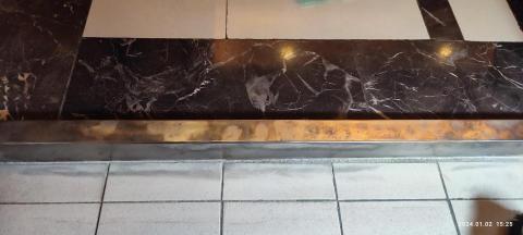 宸達工程行 - 大樓安全門檻除鏽/反光條貼設