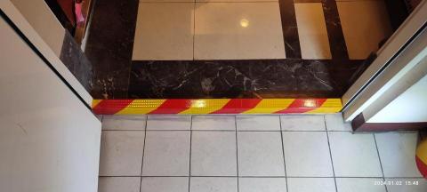 宸達工程行 - 大樓安全門檻除鏽/反光條貼設