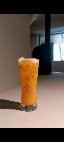 Chris - 百芒之中
（以綠茶伏特加為基底混合了百香果及芒果泥）