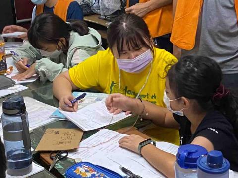 李若慈 - 之前會到偏鄉輔導孩子功課