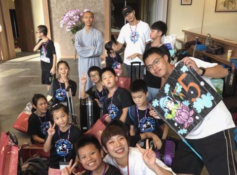 Tammy Gu - 擔任生命教育夏令營隊輔，教導小朋友生活上的禮儀、接觸平時沒有機會從事的活動。