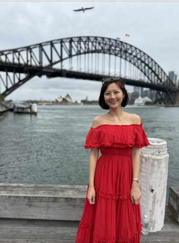 澳洲洪老師👩&zwj;🏫線上英語家教:口說加強（告別台式英文） - 背景是澳洲雪梨大橋及歌劇院（老師可以跟你分享海外生活的點點滴滴&ldquo;探討不同文化及有趣的差異）