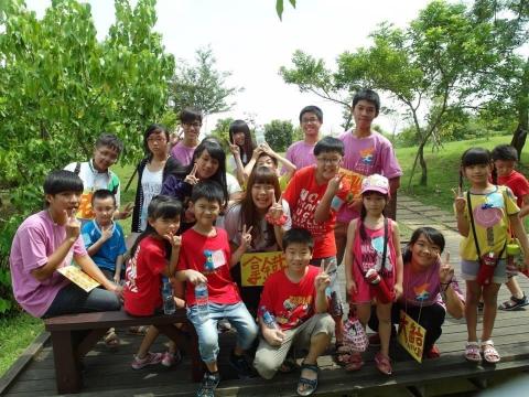 Tammy Gu - 帶過多梯次兒童營隊，年齡從幼稚園到國小都有，提供教育活動，讓小朋友從團康遊戲學習團隊合作以及認識環境生態。