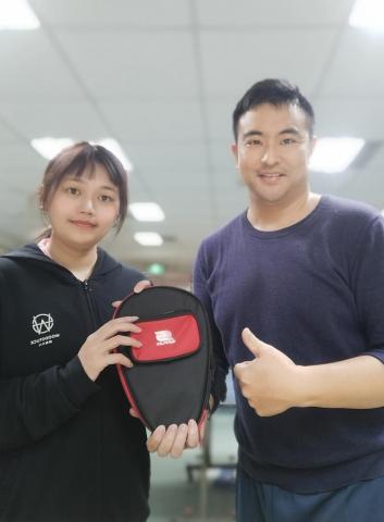 張敬彬 - 阿臻是一個喜愛運動的大學生，小學打過桌球，但為了完整練好桌球，特地訓練紮實基本功