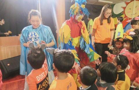 Tammy Gu - 擔任兒童劇團演員，從戲劇和舞蹈以及互動，讓小朋友從故事中去創造更多想像和思考新的事物以及建立價值觀。