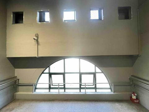 Decent Painting Service 得生油漆服務 - 鶯歌車站梯間隔熱漆施作