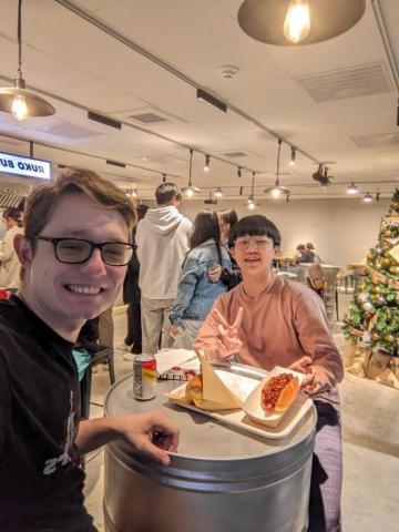 陳仁鈺 - 目前就讀政治大學，該照片為參加學校策劃的以學期為單位的外國學伴交換計畫之合照