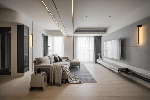 實宅設計 - 引山入室； 映景為畫

第一次進到空間時，映入眼簾的山景非常吸引人，但舊的裝潢阻礙了視野 ”讓山景流入空間”成為我們設計的主軸。

戶形是兩間打通，我們弱化了主樑的視覺，並用山的意象帶入空間，在整體色彩規劃上，彩度降低，讓主體為山的綠及軟裝來調色，化繁為簡。