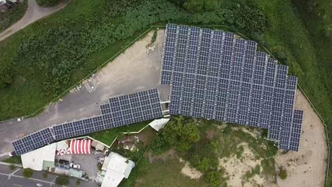 台灣能源科技股份有限公司 - 台南市政府天鵝湖: 此案場於停車用地架設鋼構及太陽能板，最大化善用土地。
