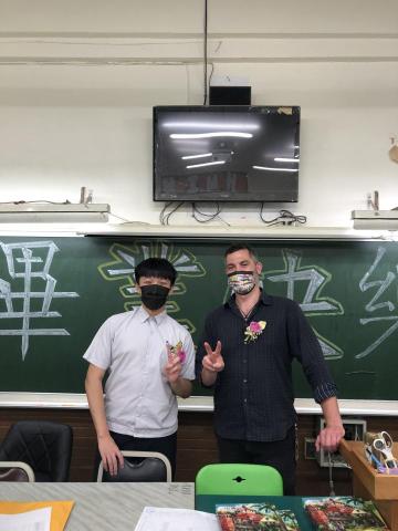 陳仁鈺 - 於淡江高中雙語班第一名畢業，與外師班導之合照